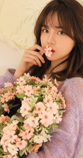 小家碧玉，娇俏少女，微卷长发少女毛衣短裤室内写真图片