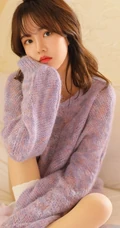 小家碧玉，娇俏少女，微卷长发少女毛衣短裤室内写真图片