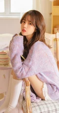 小家碧玉，娇俏少女，微卷长发少女毛衣短裤室内写真图片