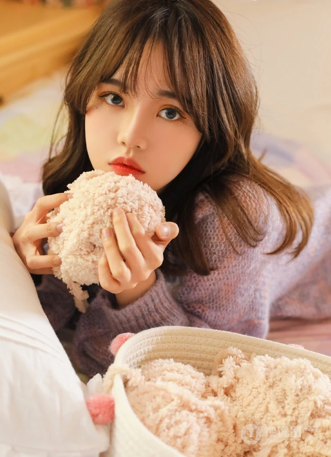 小家碧玉，娇俏少女，微卷长发少女毛衣短裤室内写真图片