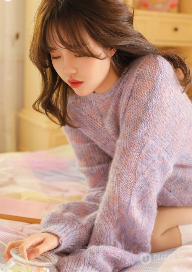 小家碧玉，娇俏少女，微卷长发少女毛衣短裤室内写真图片