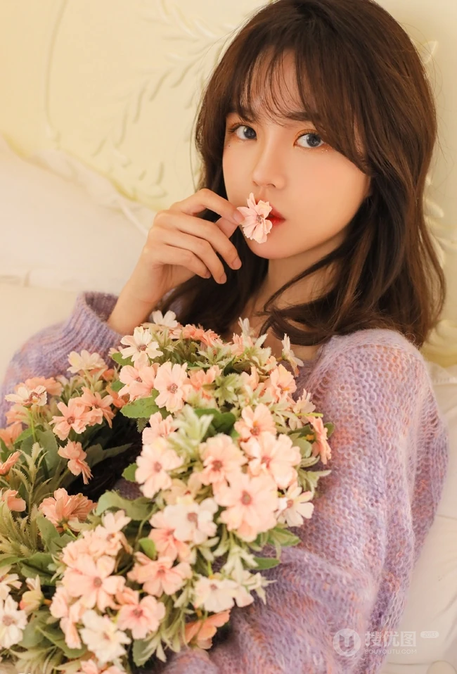 小家碧玉，娇俏少女，微卷长发少女毛衣短裤室内写真图片