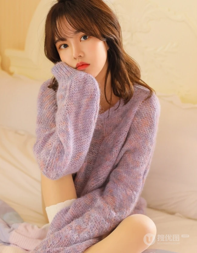 小家碧玉，娇俏少女，微卷长发少女毛衣短裤室内写真图片