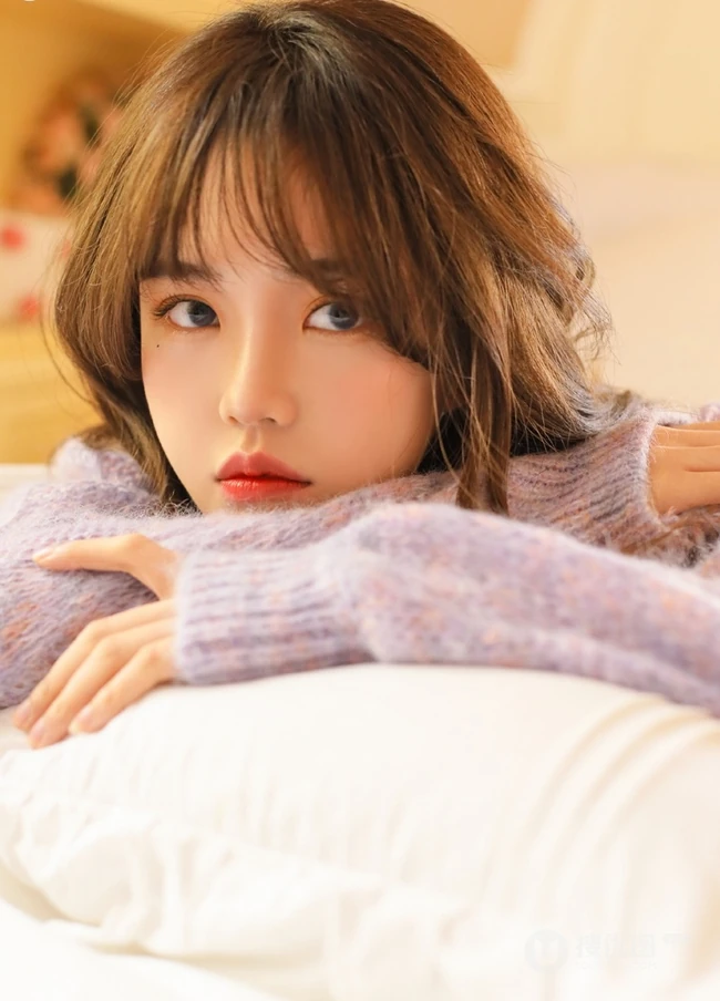 小家碧玉，娇俏少女，微卷长发少女毛衣短裤室内写真图片