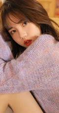 小家碧玉，娇俏少女，微卷长发少女毛衣短裤室内写真图片