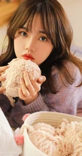 小家碧玉，娇俏少女，微卷长发少女毛衣短裤室内写真图片
