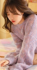 小家碧玉，娇俏少女，微卷长发少女毛衣短裤室内写真图片