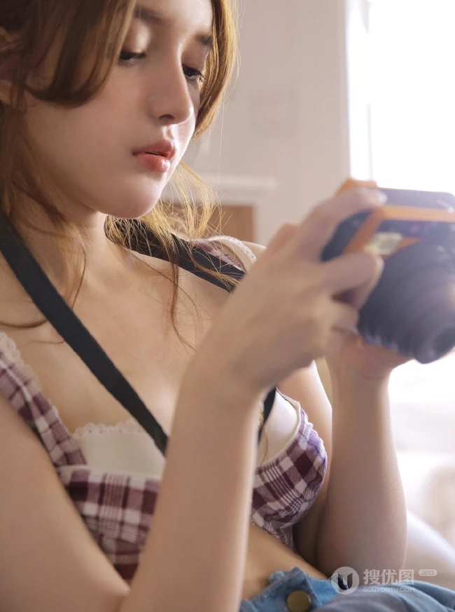 平胸女孩也气质，肩带牛仔裤苗条女生搭配格纹家居服高清室内写真