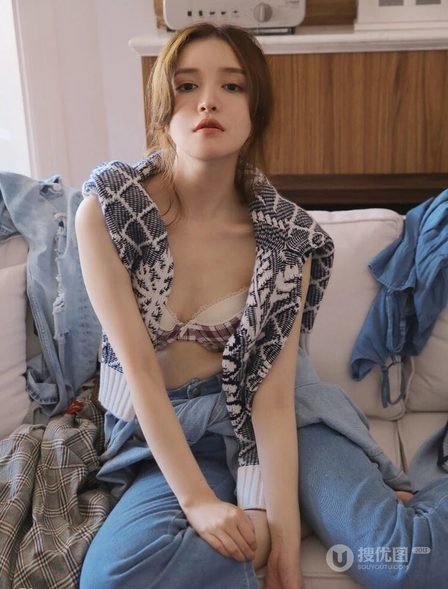 平胸女孩也气质，肩带牛仔裤苗条女生搭配格纹家居服高清室内写真