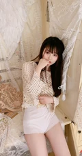 气质线条感少女着镂空衣，白色短裤梳妆台前动人写真美图