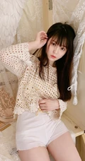 气质线条感少女着镂空衣，白色短裤梳妆台前动人写真美图