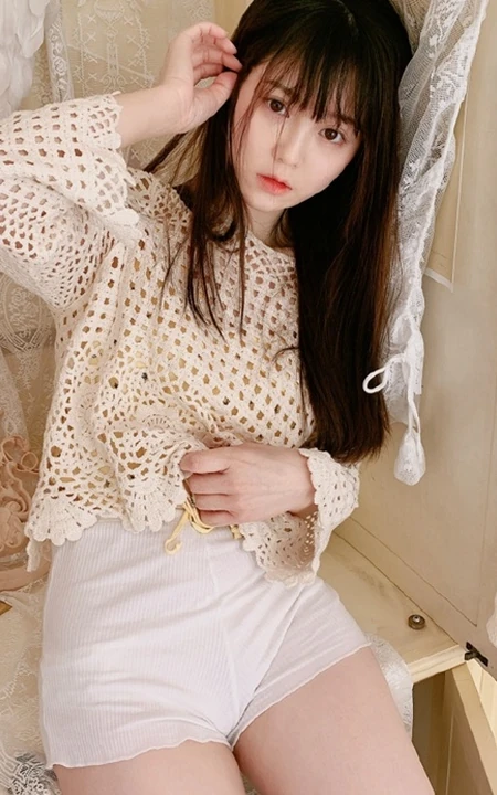 气质线条感少女着镂空衣，白色短裤梳妆台前动人写真美图