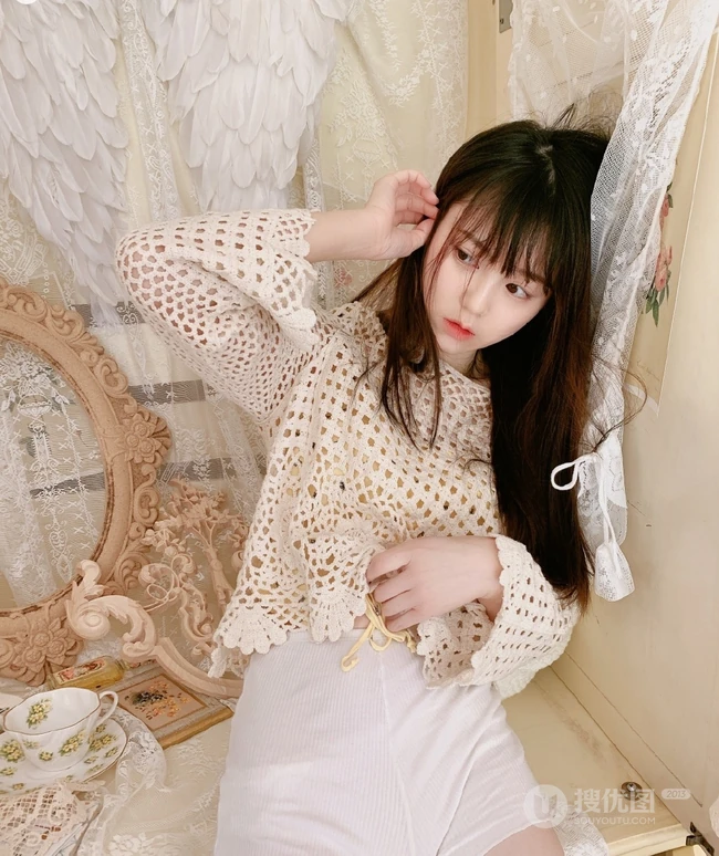 气质线条感少女着镂空衣，白色短裤梳妆台前动人写真美图