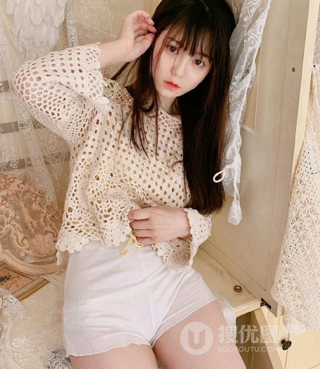 气质线条感少女着镂空衣，白色短裤梳妆台前动人写真美图