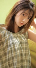 大眼睛女孩格子短裙居家清新写真，甜甜的笑容很动人