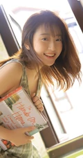 大眼睛女孩格子短裙居家清新写真，甜甜的笑容很动人