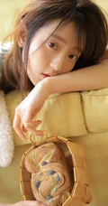 大眼睛女孩格子短裙居家清新写真，甜甜的笑容很动人