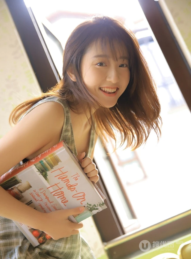 大眼睛女孩格子短裙居家清新写真，甜甜的笑容很动人
