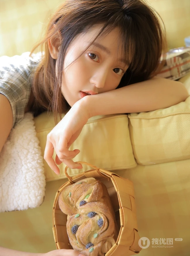 大眼睛女孩格子短裙居家清新写真，甜甜的笑容很动人