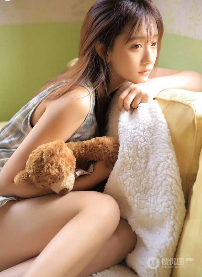 大眼睛女孩格子短裙居家清新写真，甜甜的笑容很动人