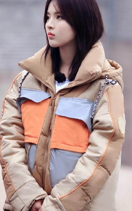 火箭少女杨超越超厚羽绒服加身出席某活动图片