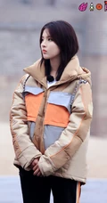 火箭少女杨超越超厚羽绒服加身出席某活动图片
