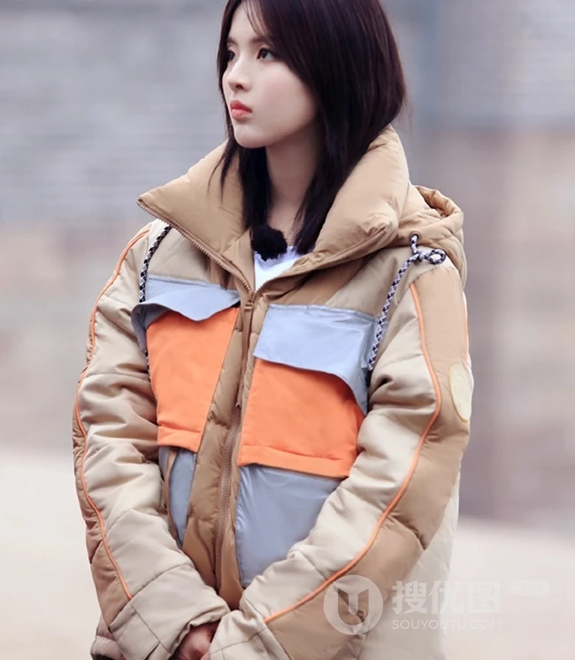 火箭少女杨超越超厚羽绒服加身出席某活动图片