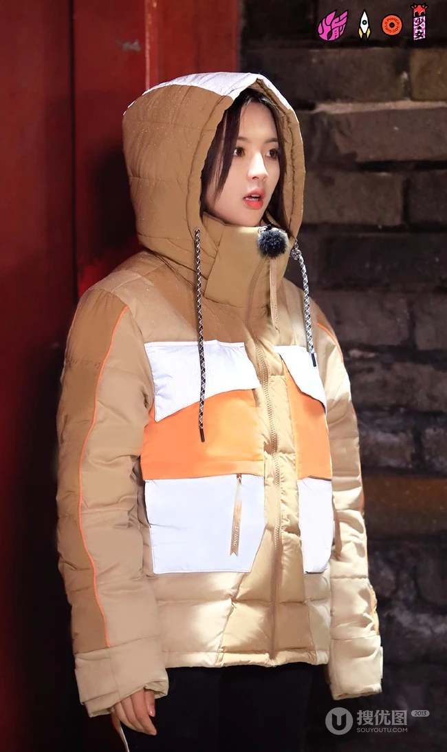 火箭少女杨超越超厚羽绒服加身出席某活动图片