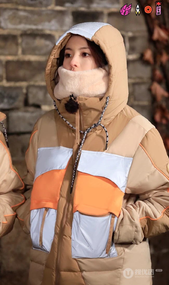 火箭少女杨超越超厚羽绒服加身出席某活动图片