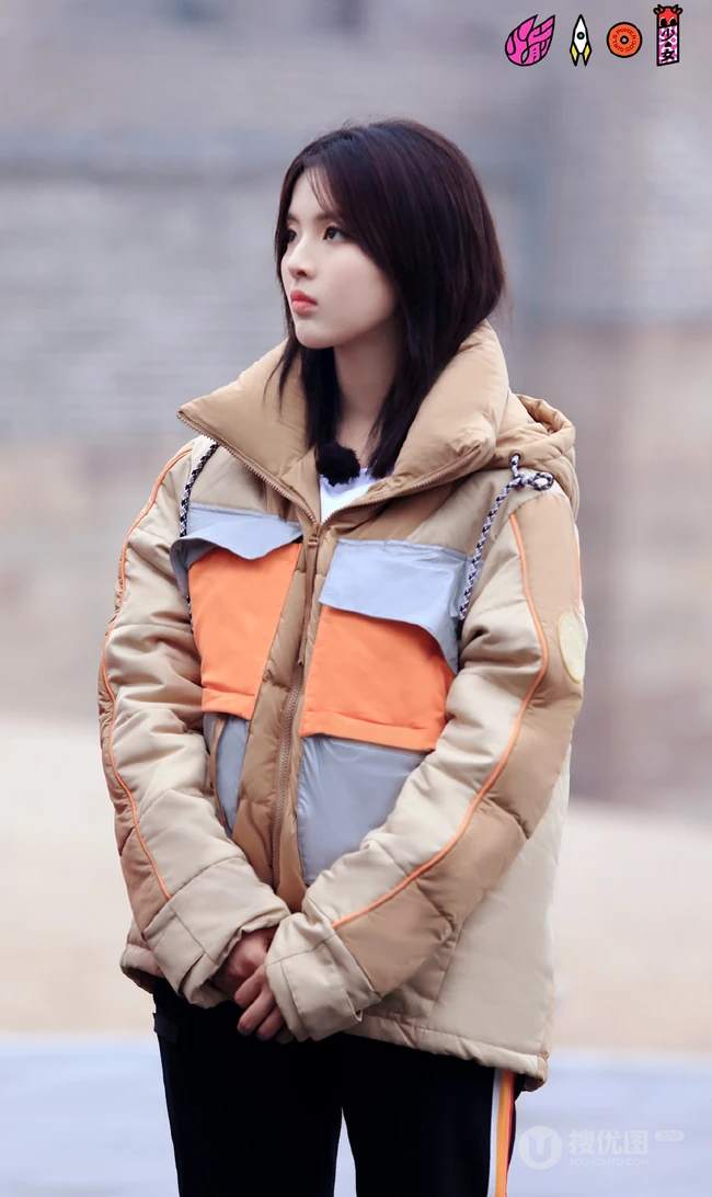 火箭少女杨超越超厚羽绒服加身出席某活动图片