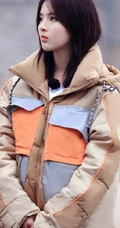 火箭少女杨超越超厚羽绒服加身出席某活动图片