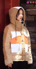 火箭少女杨超越超厚羽绒服加身出席某活动图片