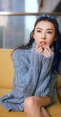 张柏芝头戴发箍妆容似少女，高领蓝色毛衣尽显苗条身材