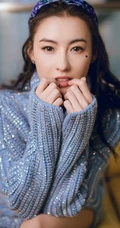 张柏芝头戴发箍妆容似少女，高领蓝色毛衣尽显苗条身材