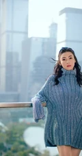 张柏芝头戴发箍妆容似少女，高领蓝色毛衣尽显苗条身材
