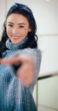 张柏芝头戴发箍妆容似少女，高领蓝色毛衣尽显苗条身材