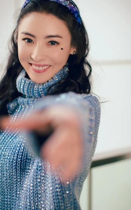 张柏芝头戴发箍妆容似少女，高领蓝色毛衣尽显苗条身材