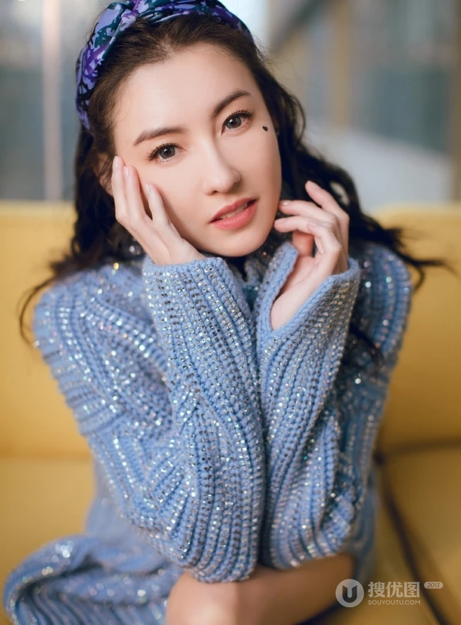 张柏芝头戴发箍妆容似少女，高领蓝色毛衣尽显苗条身材