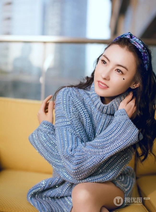 张柏芝头戴发箍妆容似少女，高领蓝色毛衣尽显苗条身材