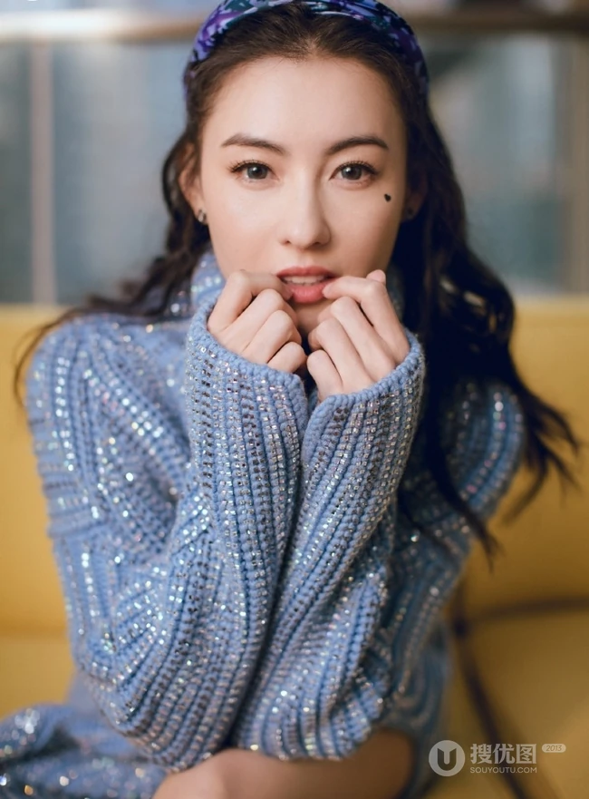张柏芝头戴发箍妆容似少女，高领蓝色毛衣尽显苗条身材