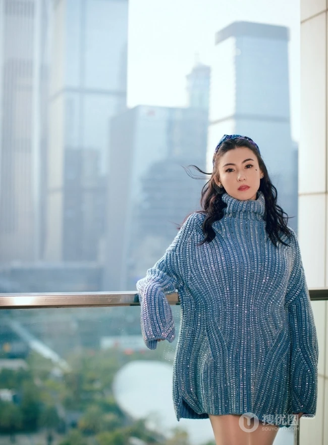 张柏芝头戴发箍妆容似少女，高领蓝色毛衣尽显苗条身材
