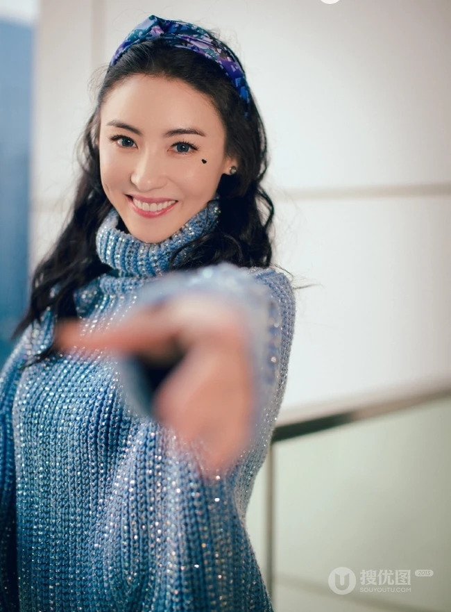 张柏芝头戴发箍妆容似少女，高领蓝色毛衣尽显苗条身材
