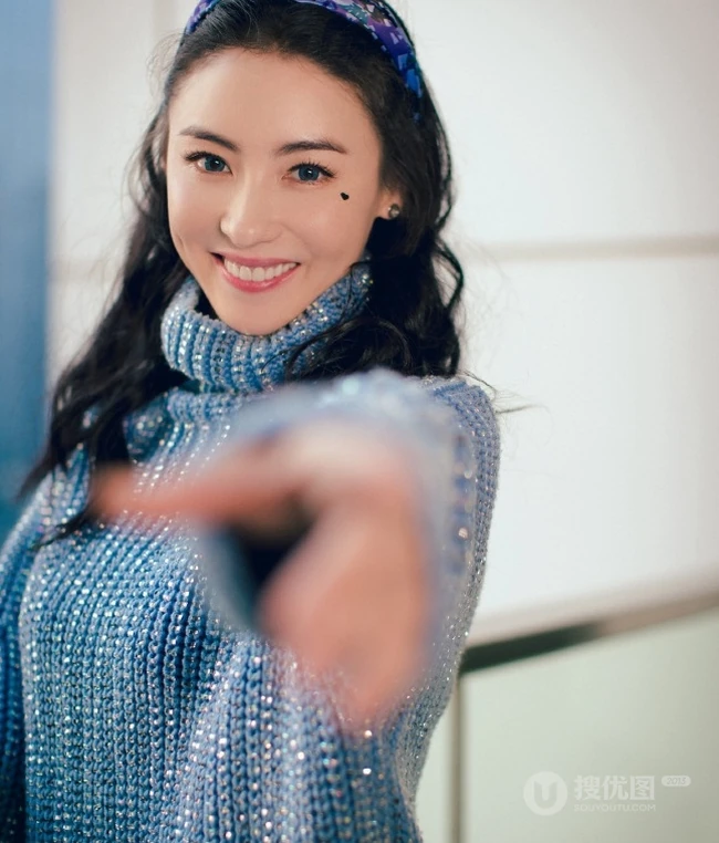 张柏芝头戴发箍妆容似少女，高领蓝色毛衣尽显苗条身材