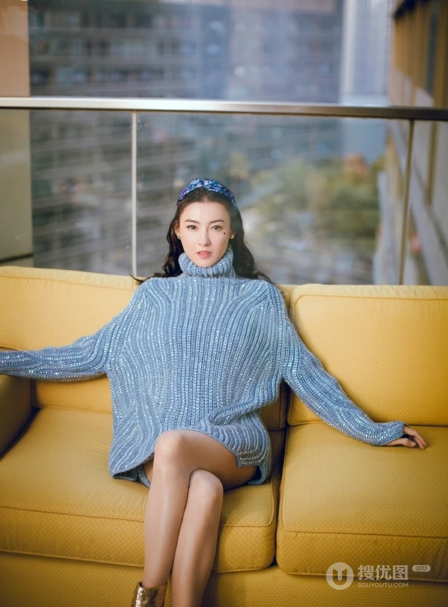 张柏芝头戴发箍妆容似少女，高领蓝色毛衣尽显苗条身材