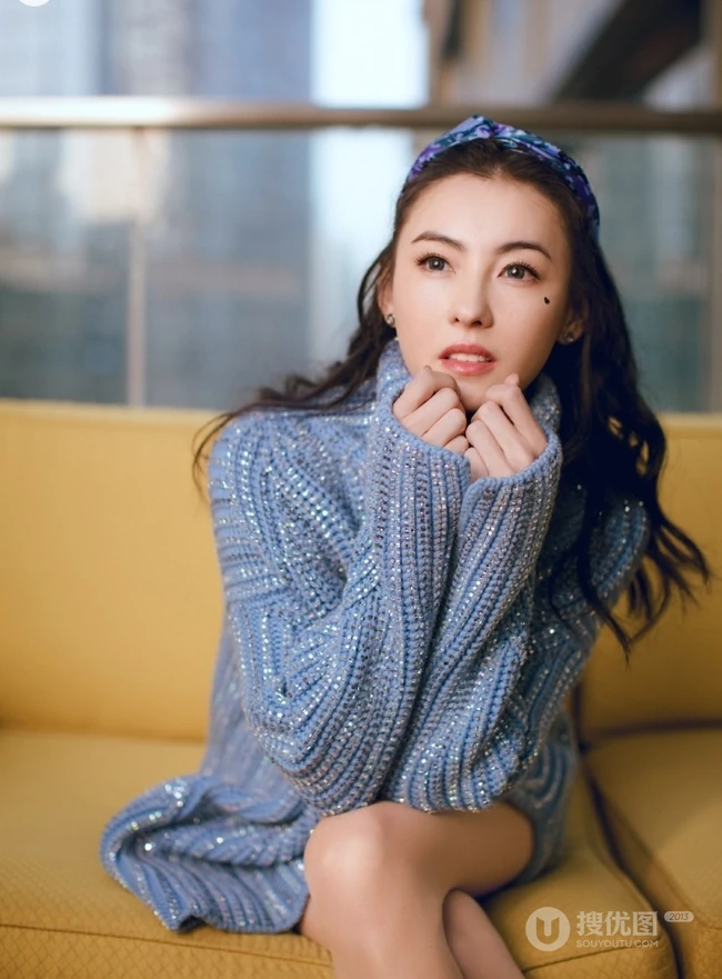 张柏芝头戴发箍妆容似少女，高领蓝色毛衣尽显苗条身材