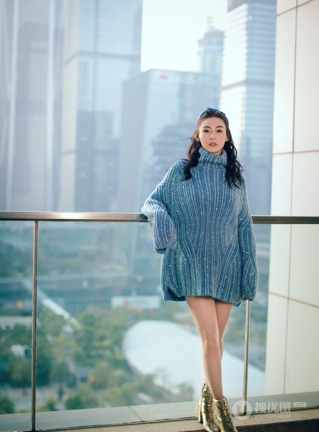 张柏芝头戴发箍妆容似少女，高领蓝色毛衣尽显苗条身材
