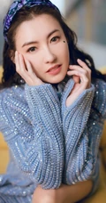 张柏芝头戴发箍妆容似少女，高领蓝色毛衣尽显苗条身材