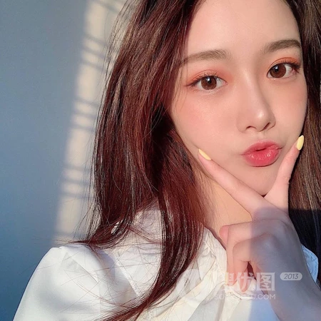 冬季女生各式手势自拍的头像