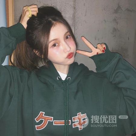 冬季女生各式手势自拍的头像