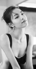 钟楚曦超紧身连衣裙黑白写真图片，尽显气质时尚线条